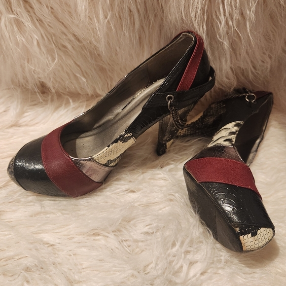 BKE Sole Quincy Red and Black Snake Skin Pumps 7 - Picture 6 of 7